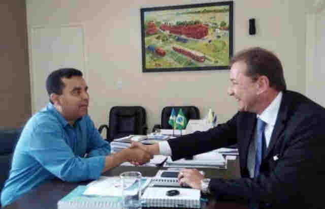 Garçon entrega ao prefeito Hildon, maquinário para atender obras e meio ambiente