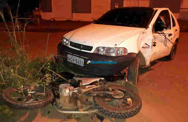Casal em moto fica em estado grave em acidente na Zona Leste