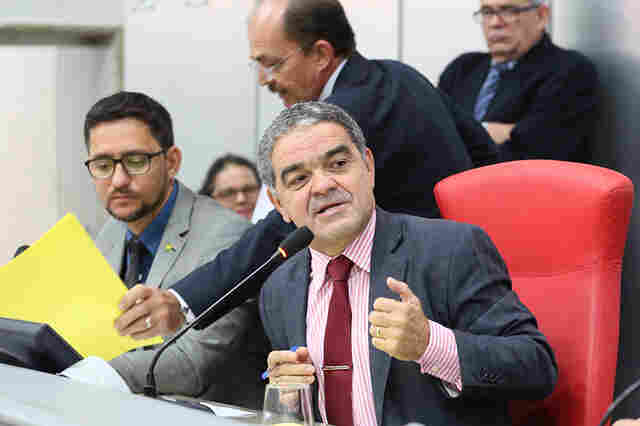 Aprovada proposta que obriga fixação de data e turno para realização de serviços e entrega de produtos