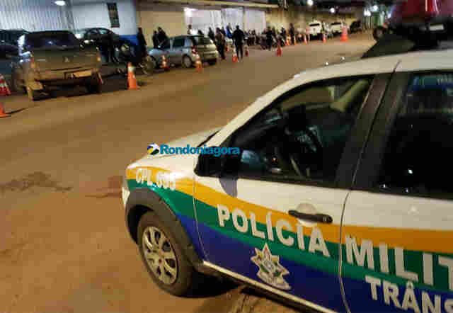 Motorista bêbado foge da Lei Seca e só para após intensa perseguição e incêndio no carro