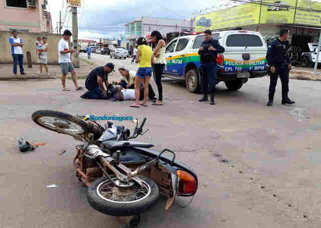 Motociclista fica ferido e com suspeita de fratura após colisão com carro na Capital