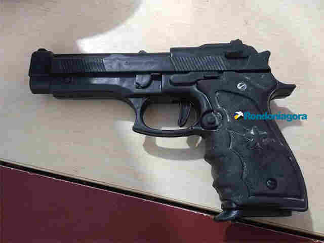 Menor é detido após roubar mulher com arma de brinquedo