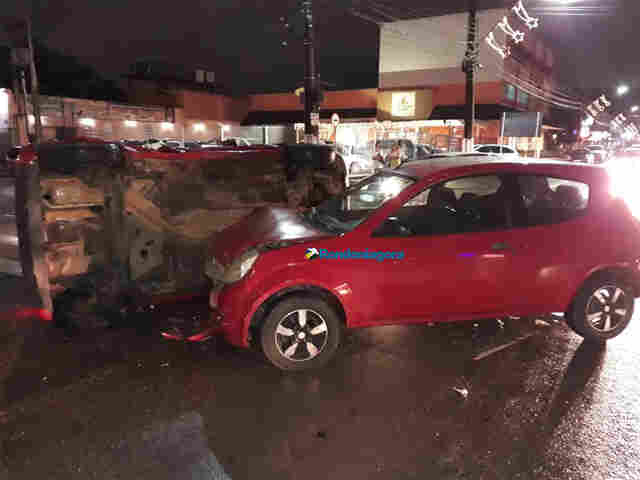 Colisão entre dois carros deixa um tombado em cruzamento da Capital