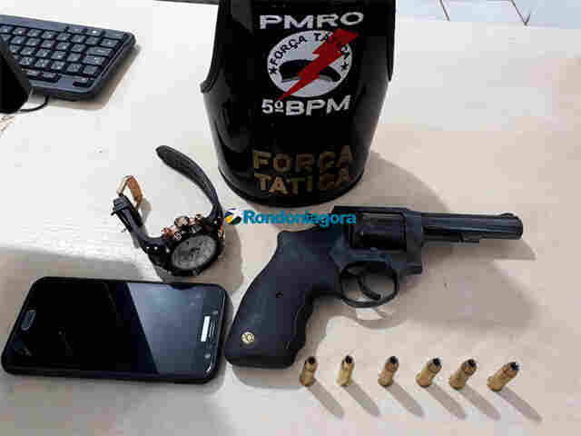 Jovem é preso com revólver em conveniência