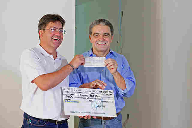 Deputado Aélcio da TV cumpre compromisso e entrega R$ 60 mil ao NACC