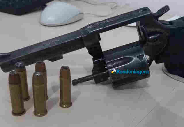 Ladrão atrapalhado faz roubo e deixa arma cair