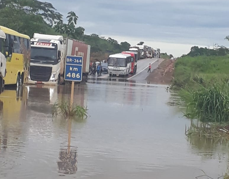 Excesso de chuvas: BR-364 está inundada entre Ariquemes e Jaru