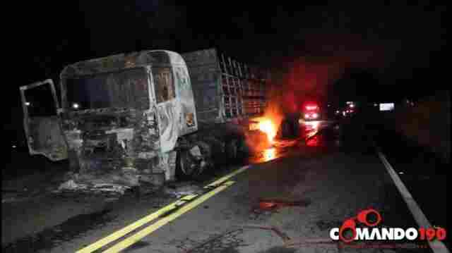 Motociclista morre esmagado por carreta na BR-364; veículos incendiaram