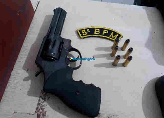 Após denúncia anônima, Polícia prende dupla com revólver em conveniência
