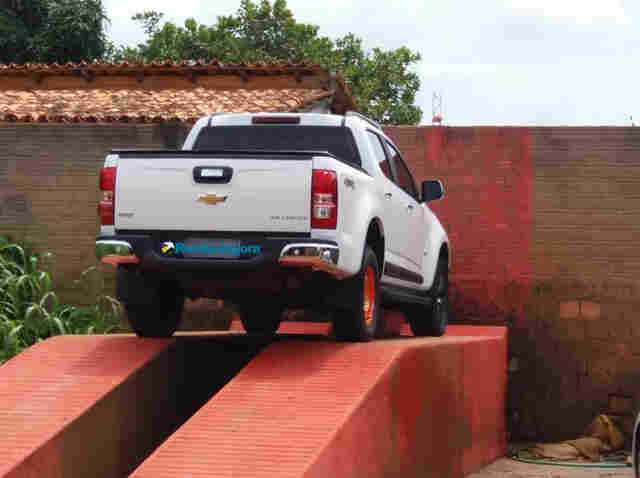 Criminosos roubam caminhonete, motos e arma e fogem deixando casal amarrado na zona rural