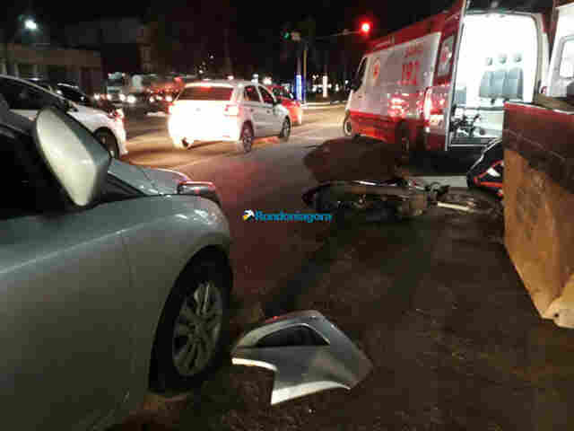Motociclista fica ferido ao fazer ultrapassagem pela direita e colidir em carro na Capital