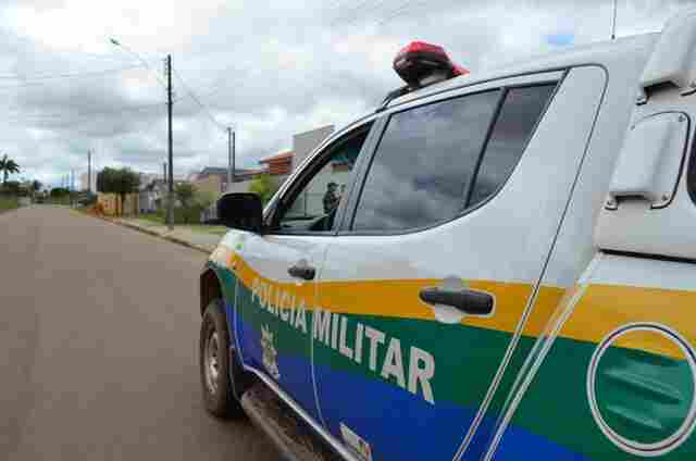 Criminosos roubam bolsa de mulher no momento em que ela chegava em casa