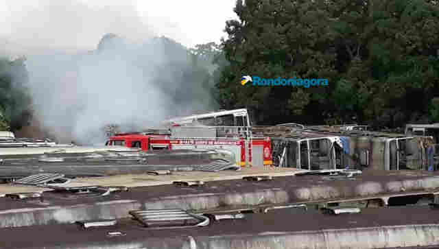 Vídeo: Bombeiros controlam incêndio em sucatas de ônibus na Zona Leste