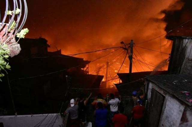 Resultado de imagem para IncÃªndio de grandes proporÃ§Ãµes afeta cerca de 600 casas em Manaus
