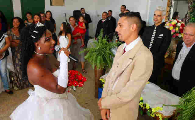 Casamento coletivo celebra união de 13 casais no presídio Aruana, na Capital