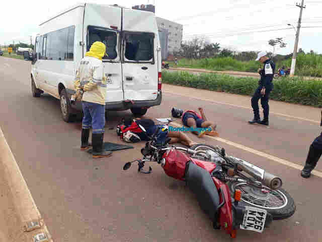 Em Porto Velho, casal em moto fica gravemente ferido após colidir na traseira de van na BR-364
