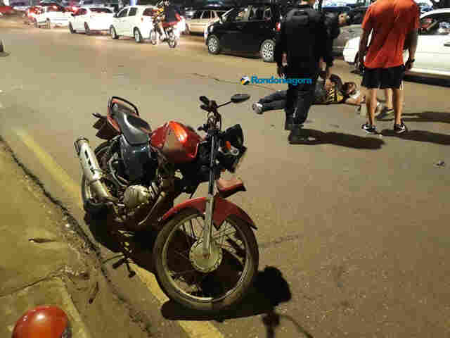 Na contramão, motociclista bate de frente com carro e fica com perna fraturada