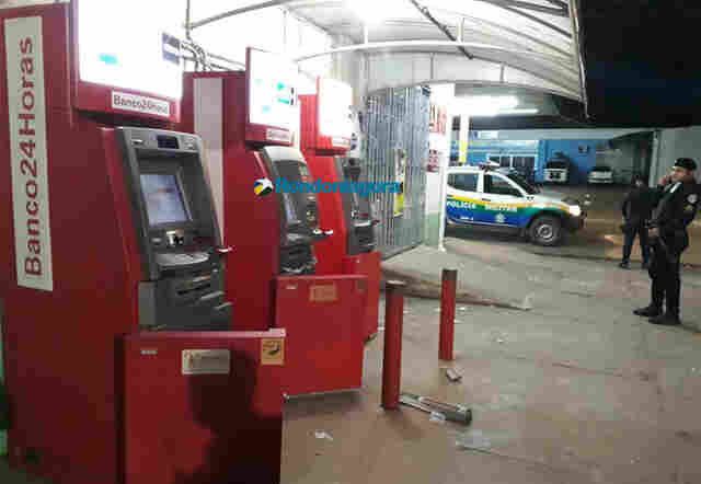 Caixas eletrônicos são arrombados, mas PM chega antes de bando detonar explosivos