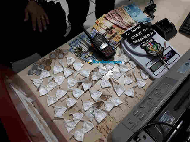 PM prende traficante com drogas e rádio ht