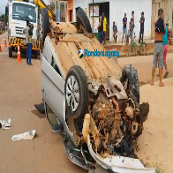 Vídeo: Grave acidente deixa carro capotado e poste destruído; vítimas sumiram