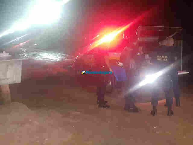 Bebida acaba e homem é agredido a pauladas por companheiros