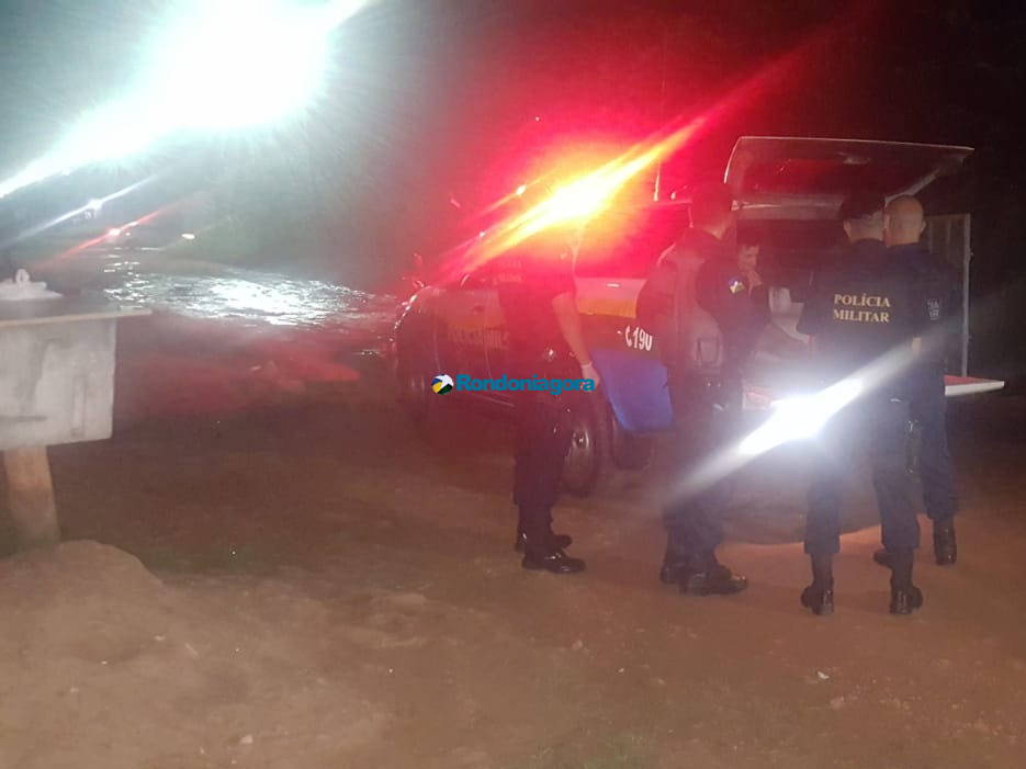 Bebida acaba e homem é agredido a pauladas por companheiros