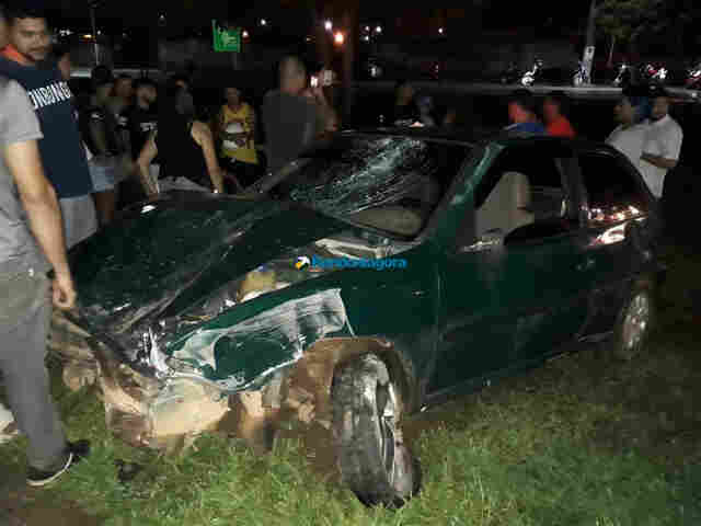 Motorista embriagado bate em motociclista, foge e causa outro acidente com vítimas