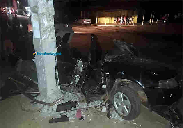 Mais um acidente com carro e poste destruídos em Porto Velho; suspeita é de disputa de racha