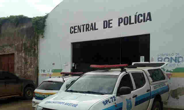 Idoso é preso após agredir enteada por ciúmes na Capital