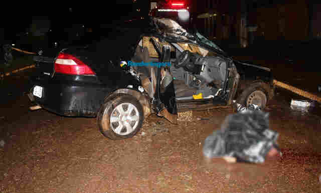 Motorista perde controle da direção de carro e colide contra poste em acidente com vítima fatal