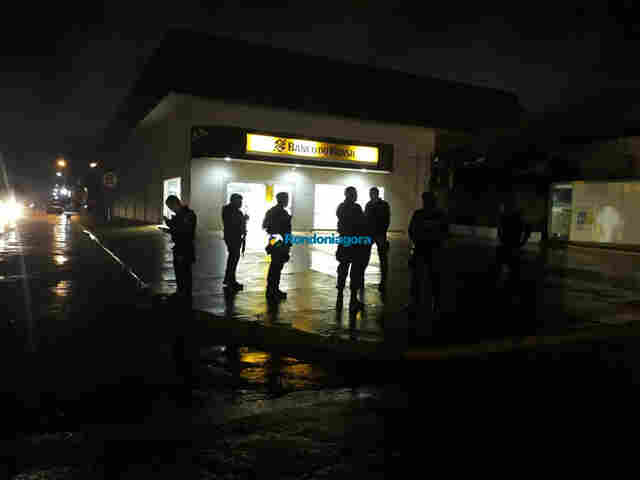 Bandidos tentam explodir caixas eletrônicos do Banco do Brasil na Capital