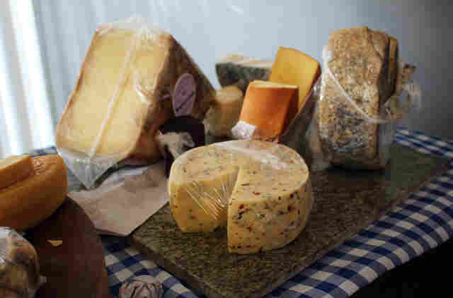 Após ficar desempregado, casal abre o próprio negócio e ganha espaço com queijos e vinhos