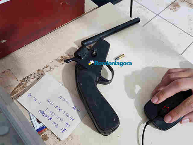 Dupla suspeita de assaltos é detida com arma caseira