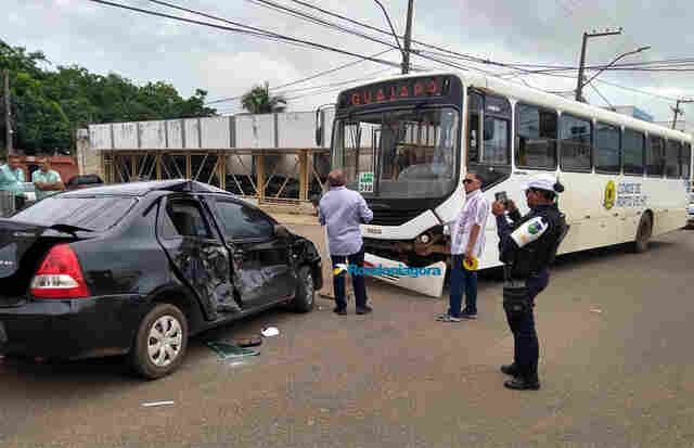 Motorista avança preferencial e carro é atingido por ônibus