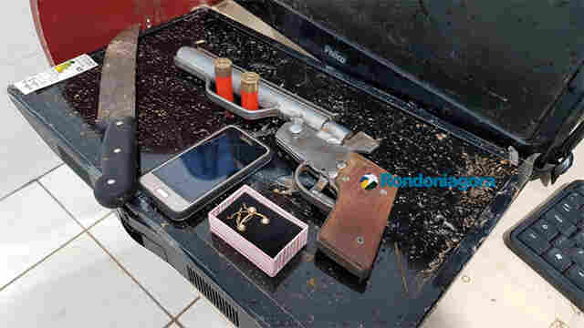 Dupla é presa com escopeta após roubo em residência