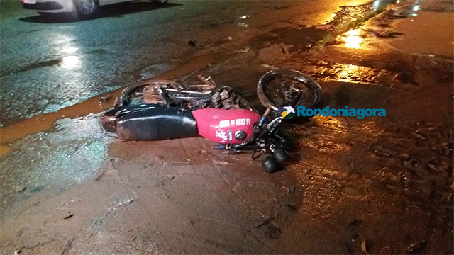 Motorista colide em moto após desviar de buraco