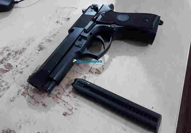 Criminoso é preso com arma de brinquedo após roubar bolsa de mulher em parada de ônibus