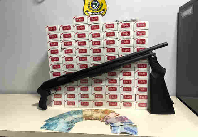 PRF prende comerciante com escopeta e 790 maços de cigarro paraguaio
