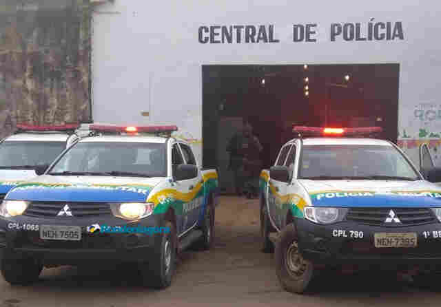 Casal é preso após se agredir na rua por ciúmes