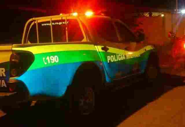 Jovem é preso após esfaquear duas pessoas em posto de combustível