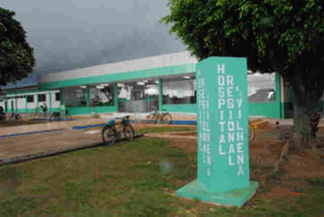 Mulher é atacada a golpes de garfo durante bebedeira