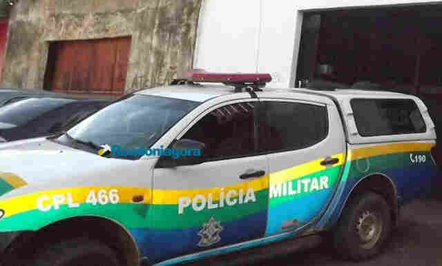Homem é preso após tentar matar a esposa e o enteado com golpes de faca