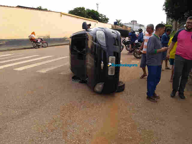 Carro invade preferencial e provoca capotamento em Porto Velho