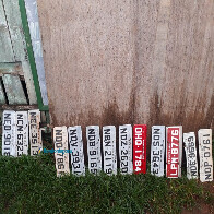 Dono de marcenaria encontrou mais de 30 placas de carro após temporal em Porto Velho