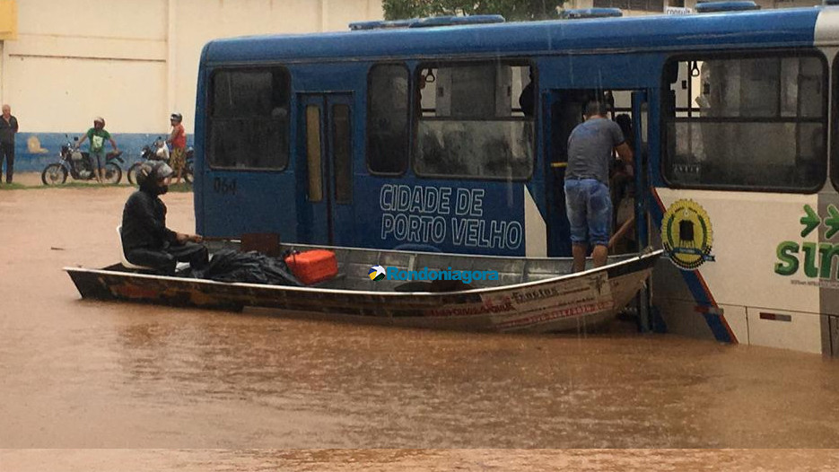 Caos em Porto Velho: forte chuva deixa vários bairros alagados e carros no meio da rua; fotos e vídeo