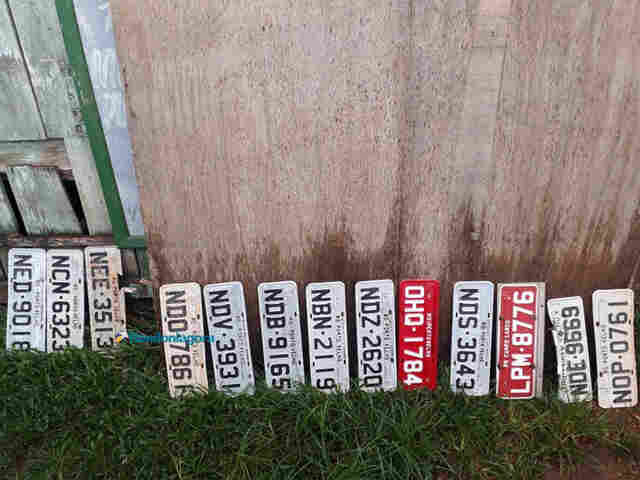Dono de marcenaria encontrou mais de 30 placas de carro após temporal em Porto Velho