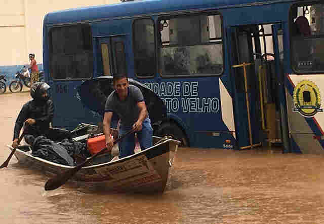 Caos em Porto Velho: forte chuva deixa vários bairros alagados e carros no meio da rua; fotos e vídeo