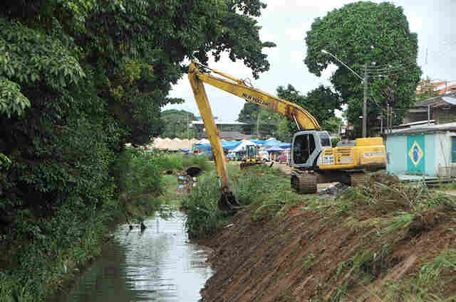 Prefeitura retira sedimentos do Canal dos Tanques, em Porto Velho