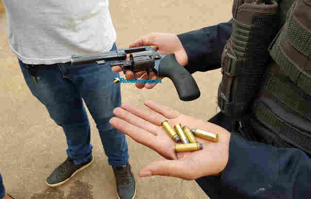 Dupla é presa com revólver de vigilante após roubo de moto no Orgulho do Madeira