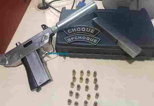 Batalhão de Choque prende bando com submetralhadora em carro na Capital